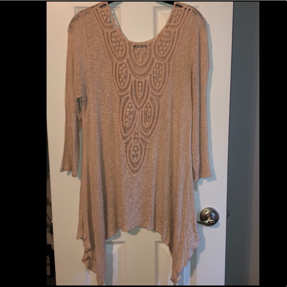 Flowy pink/beige top with delicate cutout back